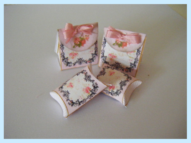 FLORAL PACKETS & PILLOW BOXES KIT FLORAL PACKETS & PILLOW BOXES KIT
